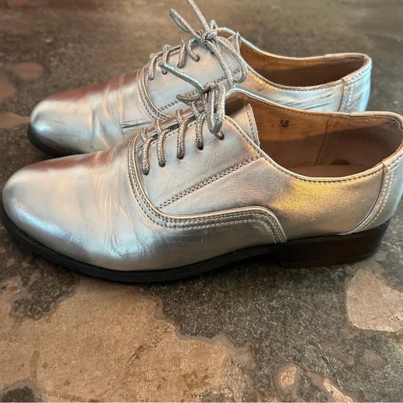 Women’s Silver Leather Oxford’s size 7 - Picture 2 of 5